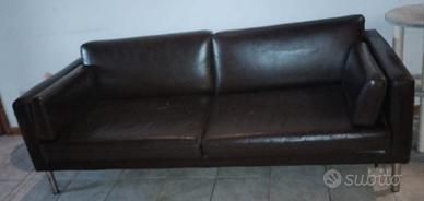 divano in ecopelle marrone 