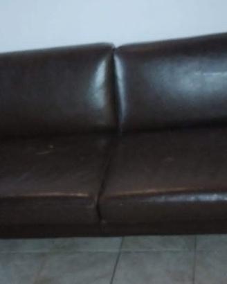 divano in ecopelle marrone 