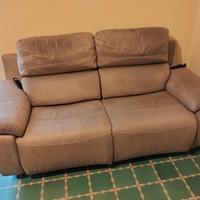 divano con poggiapiedi automatico