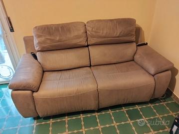 divano con poggiapiedi automatico