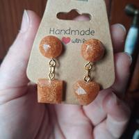 2 paia di orecchini in resina con varie forme