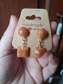 2 paia di orecchini in resina con varie forme