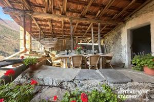 Rustico / Casale di 180 m² con più di 5 locali a E