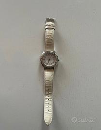 Orologio Guess elegante con cinturino bianco
