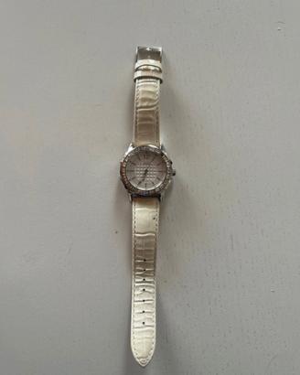 Orologio Guess elegante con cinturino bianco