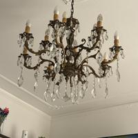 Lampadario antico con cristalli