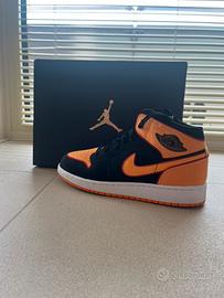 Air Jordan 1 Mid black vivod orange