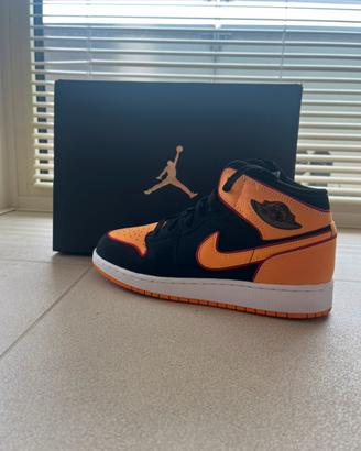 Air Jordan 1 Mid black vivod orange