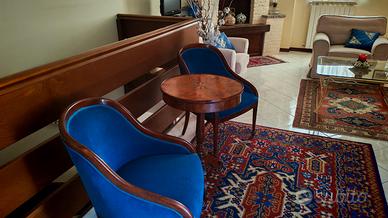 Coppia poltroncine a "pozzetto" . 