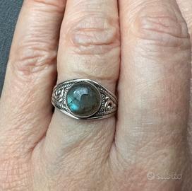 Anello in argento con labradorite