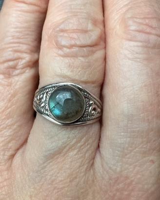 Anello in argento con labradorite