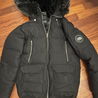 Giacca nera con cappuccio