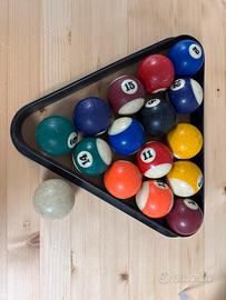 Tavolo da biliardo con stecche e palline