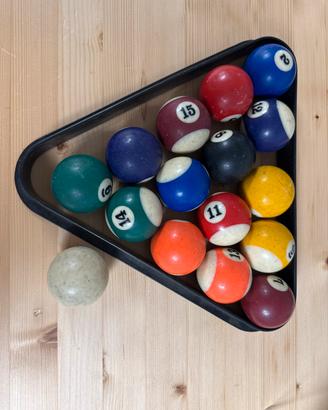 Tavolo da biliardo con stecche e palline