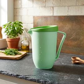 Caraffa in plastica verde con coperchio