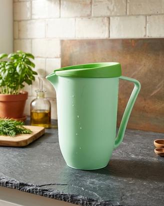 Caraffa in plastica verde con coperchio