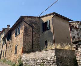 Casa in pietra con giardino privato e garage