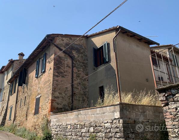 Casa in pietra con giardino privato e garage