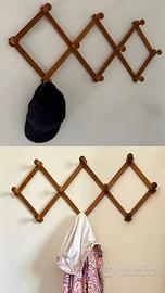 Coppia di appendiabiti in legno