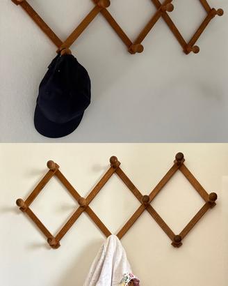 Coppia di appendiabiti in legno