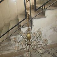 Lampadario in ottone a 12 luci con gocce anni 40