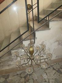 Lampadario in ottone a 12 luci con gocce anni 40