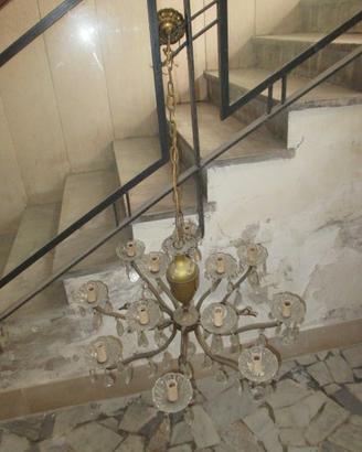 Lampadario in ottone a 12 luci con gocce anni 40