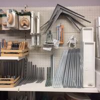 Lotto completo di mensole e reggimensole a stock