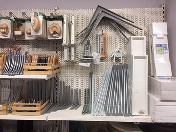 Lotto completo di mensole e reggimensole a stock