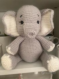 Grazioso elefante amigurumi fatto a mano