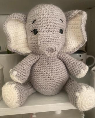 Grazioso elefante amigurumi fatto a mano