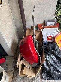 vari pezzi e componenti vespa