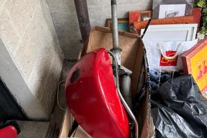 vari pezzi e componenti vespa