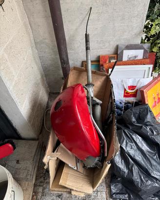 vari pezzi e componenti vespa