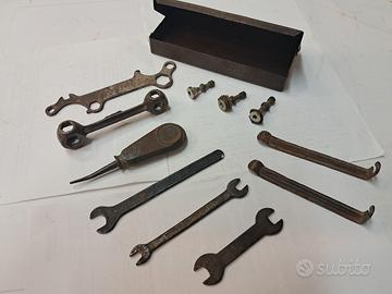 scatola con vecchi attrezzi bici 