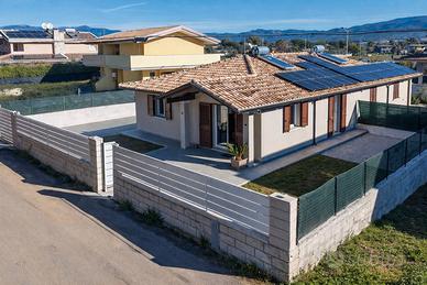Bifamiliare su un livello con giardino su tre lati