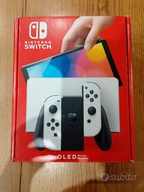 Nintendo Switch OLED Bianca + 3 Giochi Mario