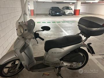 Scarabeo 200 del 2011 con bauletto e parabrezza