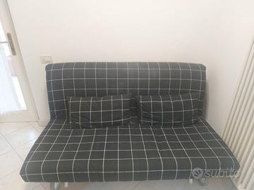 Coppia di divani-letto. Larghezza 1.60 mt