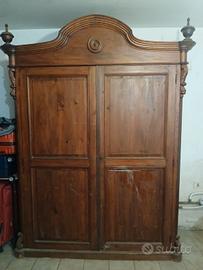 Armadio antico in abete