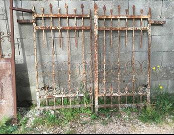 Antico cancello in ferro battuto