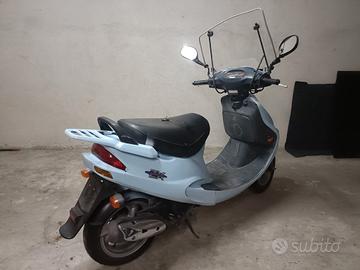 Motorino di colore turchese