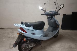 Motorino di colore turchese