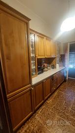 Cucina completa in legno con elettrodomestici