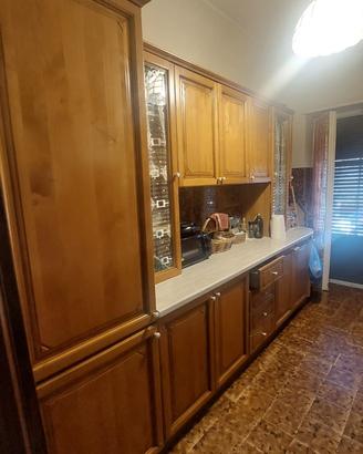 Cucina completa in legno con elettrodomestici