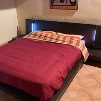 Letto+rete a doghe+comodini+cassettiera+penisola