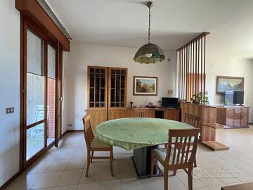 Appartamento con garage, zona Colle Paradiso