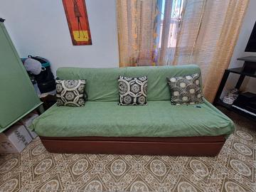 Divano in ecopelle con letto estraibile