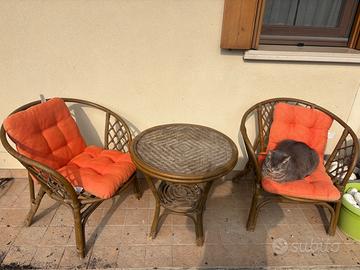 Tavolo e sedie giardino