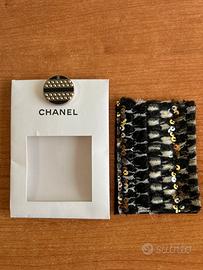 bottone originale Chanel con campione in tessuto